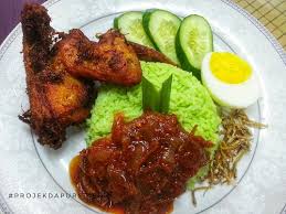 Cuci daging ayam, potong kiub 1 x 1 inci dan gaul bersama bahan2 perap dan perap dalam peti sejuk sekurang2nya 1 jam. Resepi Nasi Lemak Pandan Ayam Berempah Senang Masak