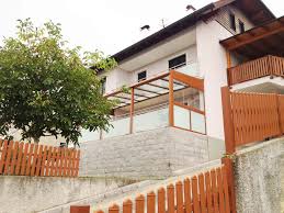 Unter Balkon Montage Einer Terrassenuberdachung Terrassenuberdachung Uberdachung Terrasse Terrassenverglasung