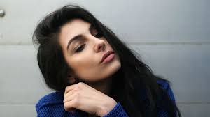 A few years back, she contacted brand new wie de beau monde luxury special in huis heeft kan het niet gemist hebben: Anna Nooshin Is Een Vat Vol Tegenstrijdigheden