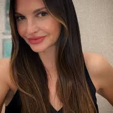 a little client selfie love—we just can't get enough of the brunette  bombshell @leahbess117 💛 two rows // @mikah.goldieandco