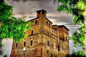 Take a tour and learn about the history of the castle, as well as local wine making. Castello Di Grinzane Cavour Cuneo Piemonte Italia 44 40 00 N 7 59 00 E Castello Italia