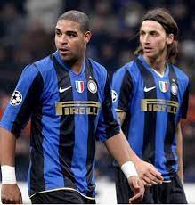 O lendário atacante brasileiro ganhou o apelido de imperador na itália após se destacar no clube entre os anos de 2004 e 2009. Adriano Ibrahimovic Inter Adriano Imperador Futebol Jogadores De Futebol