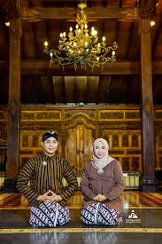 Pre wedding photoshoot outdoor jawa klasik elegan vintage simple unik modern mewah terbaik di candi plaosan prima+ratna by pre wedding photographer jogja fotografer prewedding. 17 Foto Prewedding Jawa Hijab Di Rumah Budaya Tembi Jogja Prewed Dita Iwan Pose Budaya Fotografer