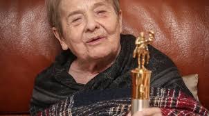 Mari törőcsik (born 23 november 1935) is a hungarian stage and film actress. Nem Lathatja A Csaladjat Torocsik Mari Borsonline