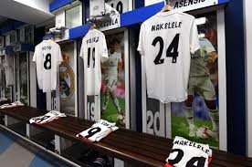 Watch real madrid and chelsea legends go head to head on the santiago bernabéu pitch! B R Football On Twitter Real Madrid Legends Vs Chelsea Legends Was A 5 4 Thriller