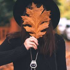 Fresh Fallen Leaves Kaciecone Because There Is Not Enough Photos Of Girls Holding Leaves In Fron Autumn Photography Fall Photoshoot Halloween Photography