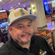 Dodger wives and girlfriends prepared and served lunch for homeless and  low-income women at the Downtown Women's Center today. #WeLoveLA