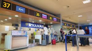 Are they the same desks for online check in and normal check in? 43 Ryanair Stock Videos Royalty Free Ryanair Footage Depositphotos