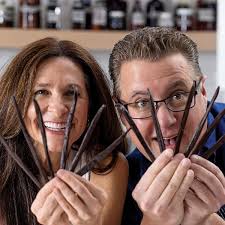 The Art of Extract Making: A Kitchen Guide to Making Vanilla and Other  Extracts at Home