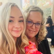 Bernadette Hutton (@BernadetteHutto)