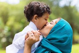 Aku tak ingin hanya karena diriku, kerut di wajahmu bertambah ataupun membuat tubuhmu mengurus, yakinlah aku baik saja di sini. 31 Puisi Ibu Sedih Menyentuh Hati Puisi Singkat Buat Ibu Tersayang