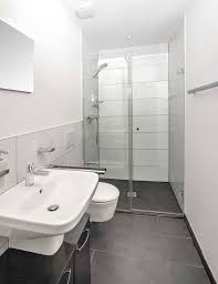 Auch Hier Im Gaste Wc Wurden Klassische Farben Eingesetzt Die Bodengleiche Dusche Ist Mit Einem System Von Wedi Wc Mit Dusche Gaste Wc Kleines Bad Einrichten