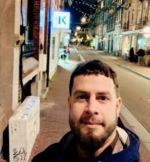 Hello there 🙂 My name is Maciek, i'm 38 years old. Originally from Krakau  (pl), currently living & working in Amsterdam for 3 years 🥳✌️ My lovely  studio in center will become