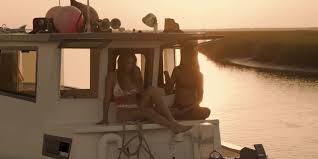 Outer banks is an engrossing escape, especially for those with time to binge watch because it's so difficult to stop at just one episode. Outer Banks Bild Madelyn Cline Madison Bailey 35 Von 54 Filmstarts De
