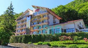 Tv cablu, minibar, telefon, acces internet, baie cu cabina de dus, uscator de par, balcon (partial) facilitati. Hotel Orizont Cozia Calimanesti Caciulata