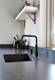 zwarte quooker en zwarte zeepdispencer en een zwarte spoelbak kleurrijke keukens keuken zwart keuken quooker