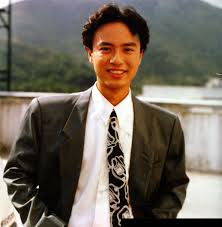 李克勤（英语： hacken lee ，1967年12月6日 － ），香港 男歌手、电视节目主持、足球评述员、填词人和演员。 现年五十三岁的他,为少数在香港横跨1980、1990、2000、2010及2020五个年代仍维持知名度和保持定期出唱片的男歌手，以及唯一在四个年代（80年代至10年代）均能获得四台歌曲及歌手奖项的歌手. Come Back To Love æŽå…‹å‹¤ 1991