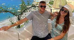 La quarantena non è facile ma non ci annoiamo. Edin Dzeko E Amra La Famiglia Si Allarga Ancora L Annuncio Su Instagram Il Mattino It