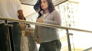 Kareena kapoor khan flaunts growing baby bump as she gets snapped near her new residence today, kareena kapoor khan was snapped in pair of black loose fitting pants and a dull coloured. Momy To Be Kareena Kapoor Flaunts Her Baby Bump Style Pk