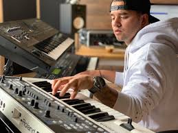 The artistic and the commercial. Music Producers Making 100k A Year Selling Their Melodic Beats Online