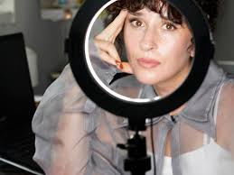 Mujeres que pisan fuerte en redes: cuando hablar de moda es tendencia