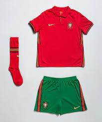 É uma das seleções masculinas de futebol mais bem sucedidas do mundo, participando de oito finais de copas do mundo, ganhando quatro delas. Equipamentos Oficiais