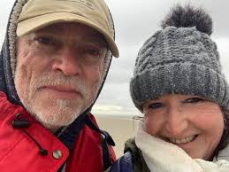 Wenn du denkst, du kennst deine*n Partner*in, beginnt eure Partnerschaft  schleichend zu sterben. Wenn du eine Beziehung ehren willst, gönnt euch  immer wieder Momente des Innehaltens, des Loslassens und der Neugeburt.  Andrea