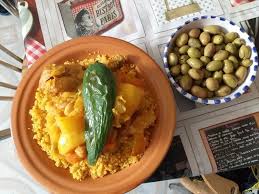 Le couscous mesfouf est une variante des nombreuses recettes de couscous que l'on retrouve au maghreb. Couscous Tunisien Au Poulet Couscous Food Fruit