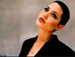 Una giovanissima angelina jolie, alle sue prime esperienze cinematografiche. Pin Su Belleza