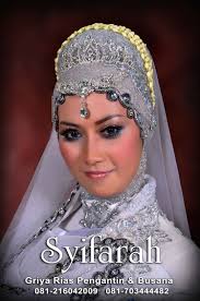 Perpaduan jilbab modifikasi modern terlihat kontras dan serasi dalam nuansa merah. Make Up Harga Rias Pengantin Era Milenial
