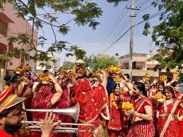 शास्त्री नगर की वीर हनुमान वाटिका मेंसंगीतमयी भागवत कथा प्रथम दिन से श्रोता  भाव विभोर होकर की वृंदावन की यात्राबाजे से निकली कलश यात्रा ...