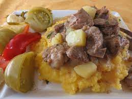 Un drob cremos, aromat, usor picant, cu gust de primavara, numai bun pentru o masa de. TocÄƒniÅ£Äƒ TradiÅ£ionalÄƒ De Miel Cu Cartofi ServitÄƒ Cu MÄƒmÄƒliguÅ£Äƒ Si SalatÄƒ De Gogonele Murate Epoch Times Romania