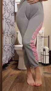 Girl wetting sweatpants - ThisVid.com