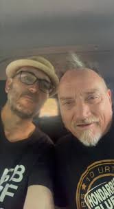 Amig@s el concierto de ayer fue alucinante!! Es una alegría sentir el  cariño de tanta gente y esto nos empuja a seguir al pie del cañón por otros  1000 conciertos más. Gracias