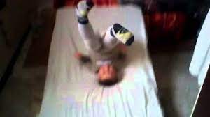 Synonym für burzelbaum ✓ 5 synonyme ✓ 2 bedeutungen & verwendungsmöglichkeiten für burzelbaum ⇒ ähnliche wörter im großen synonymwörterbuch von synonyme.de. Mathias Beim Ruckwarts Burzelbaum Youtube