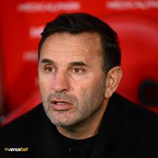 Leeds United forması giyen Ethan Ampadu'nun eski eşi, çocuğunu Galatasaray  formasıyla paylaşınca Leeds taraftarları tepki gösterdi. Tepkilerin  ardından kulüp açıklama yaptı: "Ethan birkaç ay önce eşinden ayrılmıştır ve  söz konusu görüntü ile