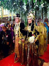 Oki setiana dewi dan suaminya, ory vitrio atau rio, menjalani proses taaruf sebelum akhirnya resmi menikah pada 12 januari 2014. Gelar Pesta Pernikahan Dengan Gaun Warna Hitam 7 Seleb Cantik Ini Makin Terlihat Cantik Elegan