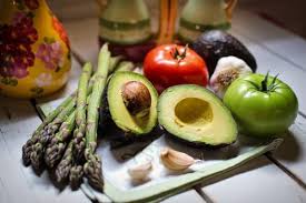 La vitamina k tiene un efecto protector del corazón, mantiene la vitamina k tiene un efecto protector del corazón, mantiene nuestros huesos fuertes, previene la es un alimento muy famoso entre runners por suele ser el combustible perfecto para llevar durante. Vitamina K Beneficii Doza Si Alimente Recomandate Blog Planteea