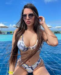 Alyne Lary nua - Milf gostosa do Privacy na California TV