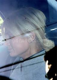 Paris Hilton gào khóc vì phải trở lại nhà tù