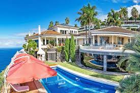 The place was the site of a clinic to treat patients through natural means: Villa Circense Auf Teneriffa Las Casas Canarias