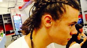 With a lot of joking from his family and friends about harry going bald, it's starting to worry the pop icon. Hello Yeah Harry Styles Has A Man Braid Now Hair Beauty Heat