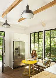 小さなカウンター付きの窓で庭とつながるキッチン 現代の農家キッチン 家のインテリア 自宅で