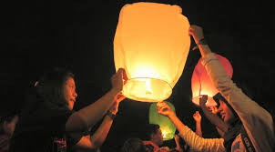 Kita bisa membuat lampion dari apapun bekas, termasuk karton, botol plastik, kertas, dan toples bekas. Cara Membuat Lampion Terbang Kampoeng Lampion Pengrajin Lampion Grosir Lampion Belanja Lampion Jual Lampion