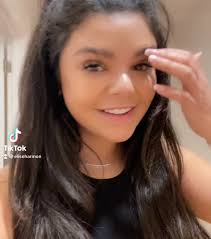 Elise Harmon's Instagram, Twitter & Facebook