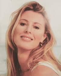 Kari Wells's Instagram, Twitter & Facebook