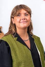 Elvira Bray's Instagram, Twitter & Facebook