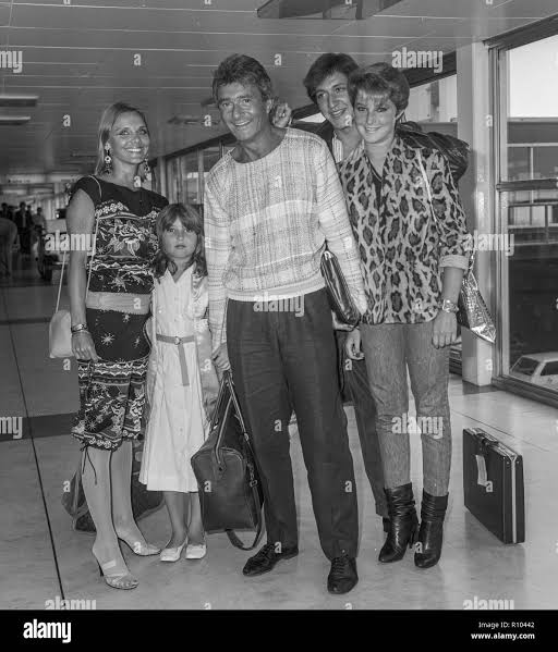 Celebrity hair stylist Vidal Sassoon and his family return from Israel July 1982 Stock Photo - Alamy