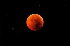 Meskipun gerhana bulan total bisa disebut sebagai bulan darah, bulan belum tentu berwarna merah. Mengapa Bulan Menjadi Merah Saat Gerhana Total