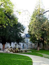 A 400 M De L Appart Hotel Dijon L Arriere Du Palais Des Ducs De Bourgogne Donne Sur Le Jardin Des Ducs On Apercoit La To Visiter Dijon Dijon Region Bourgogne
